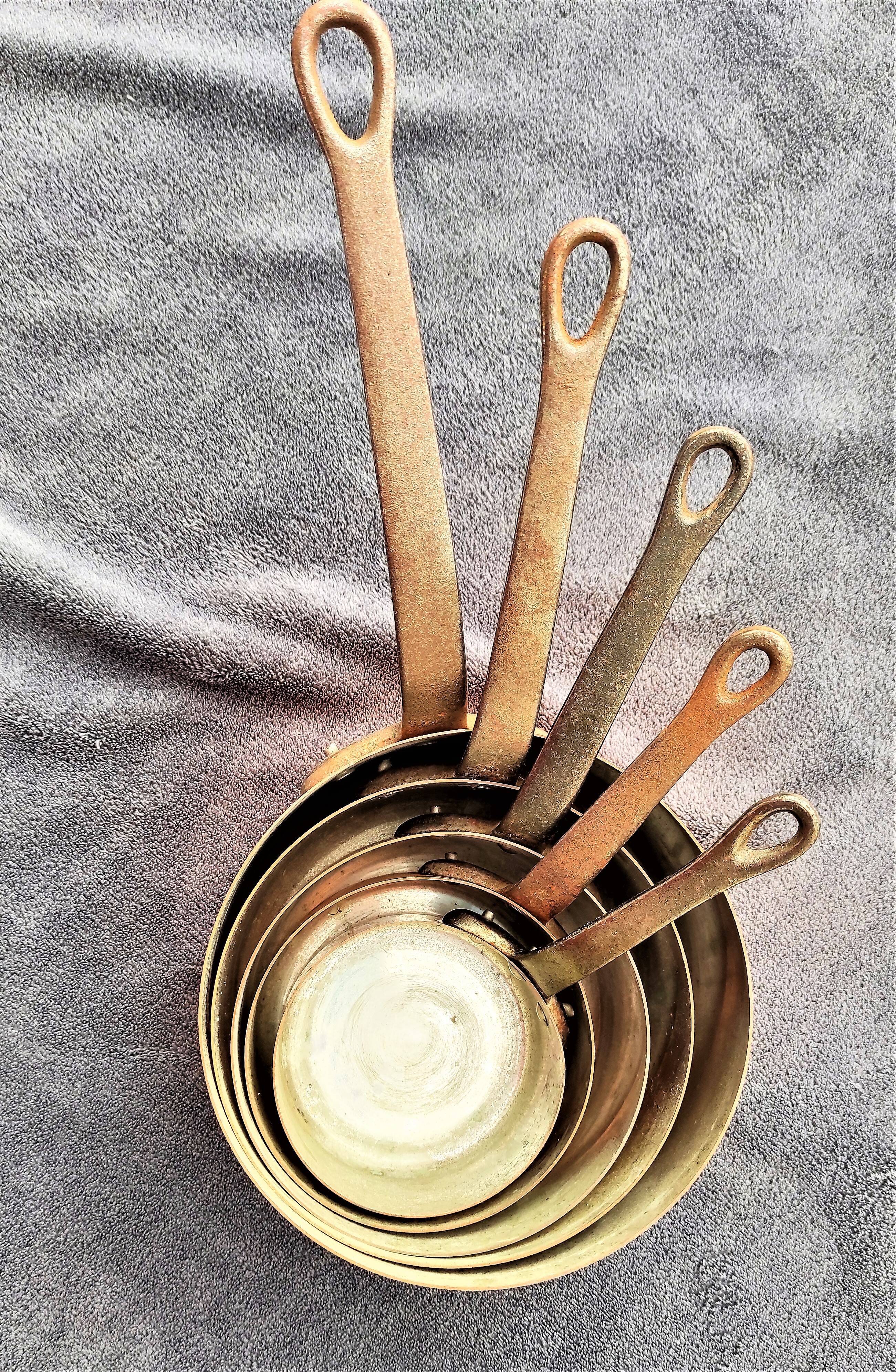 Suite de 5 casseroles en cuivre étamé