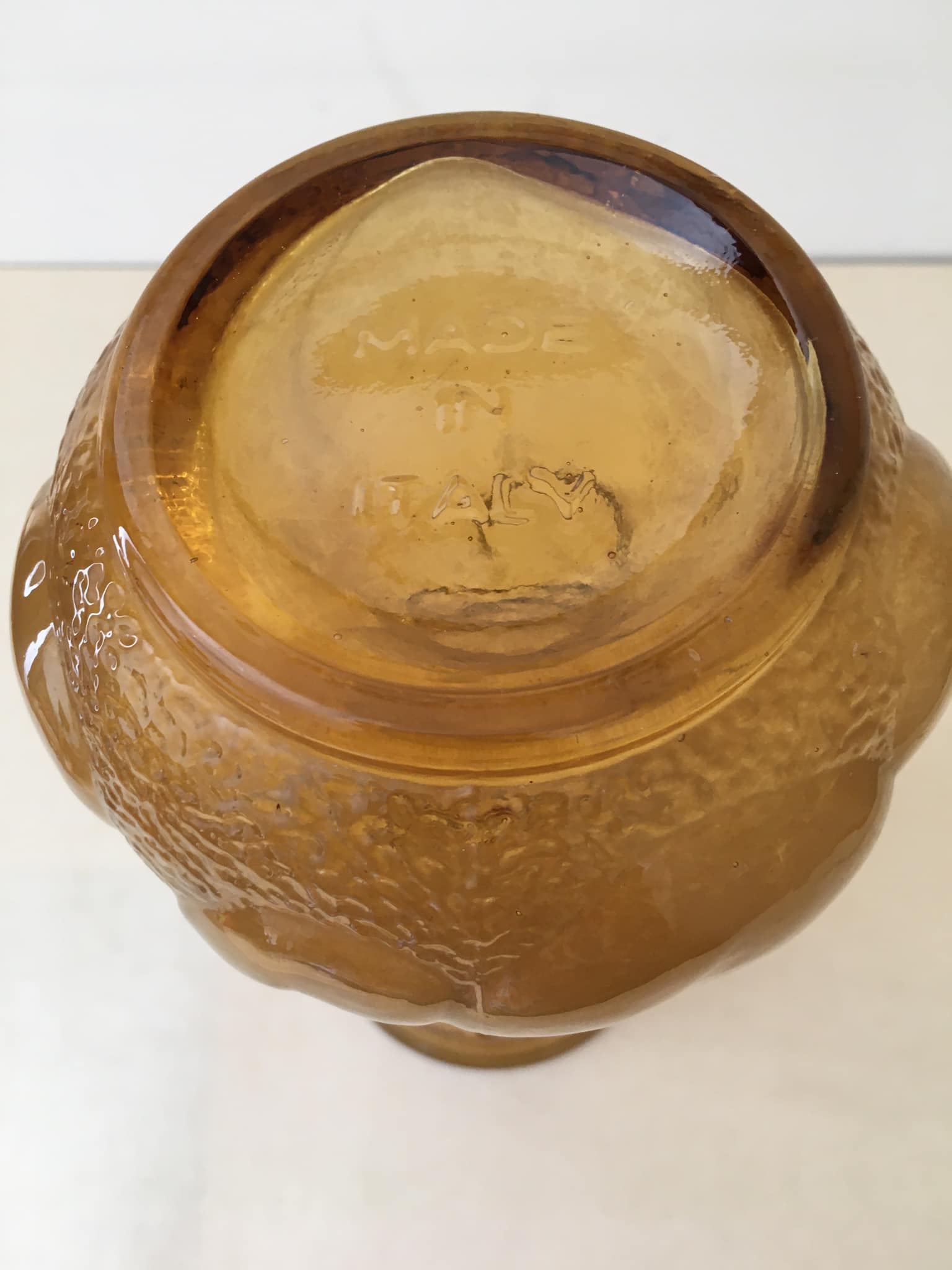 Vase italien en verre ambré avec décors de fruits en relief