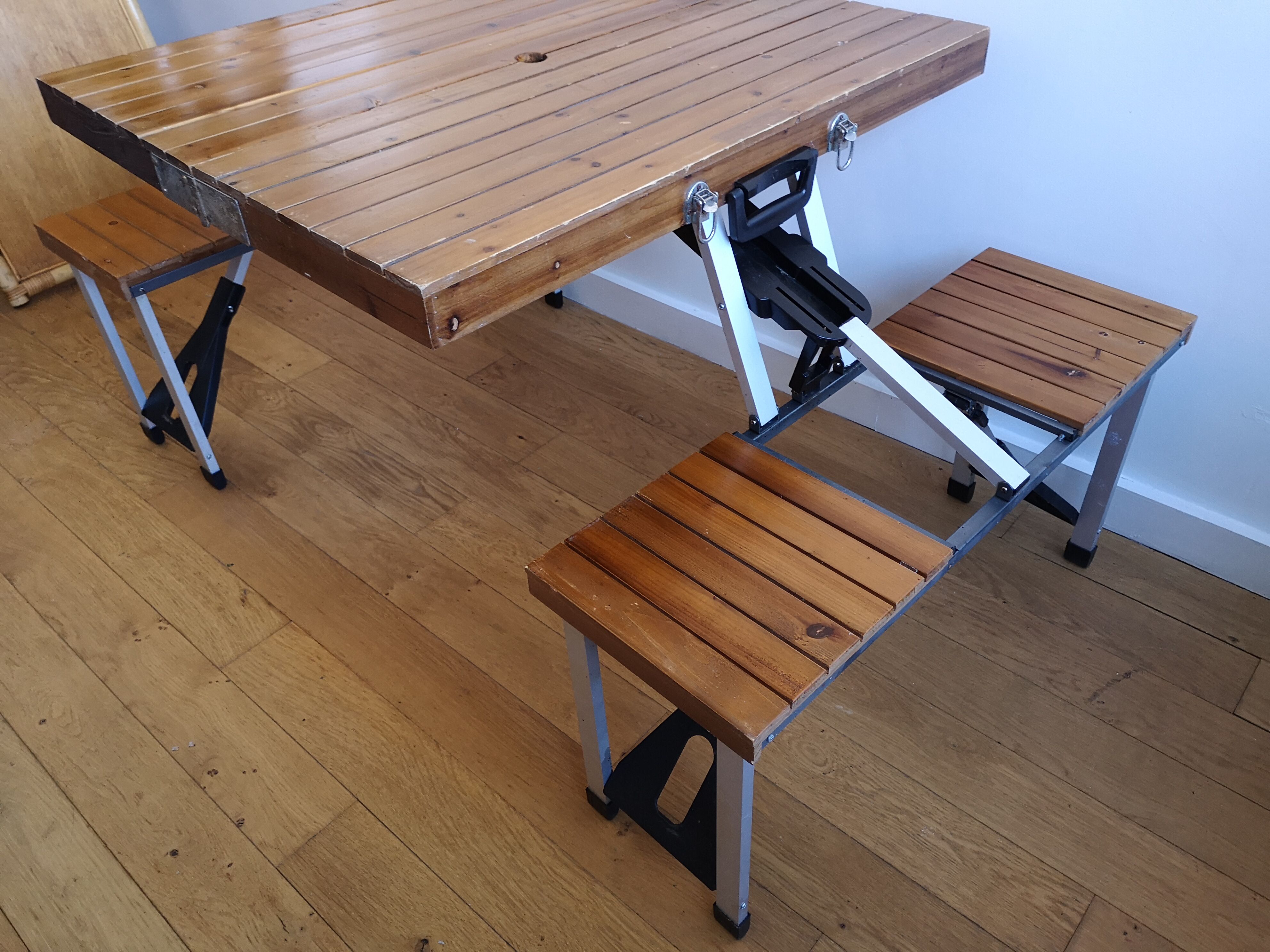 Folding wood picnic table