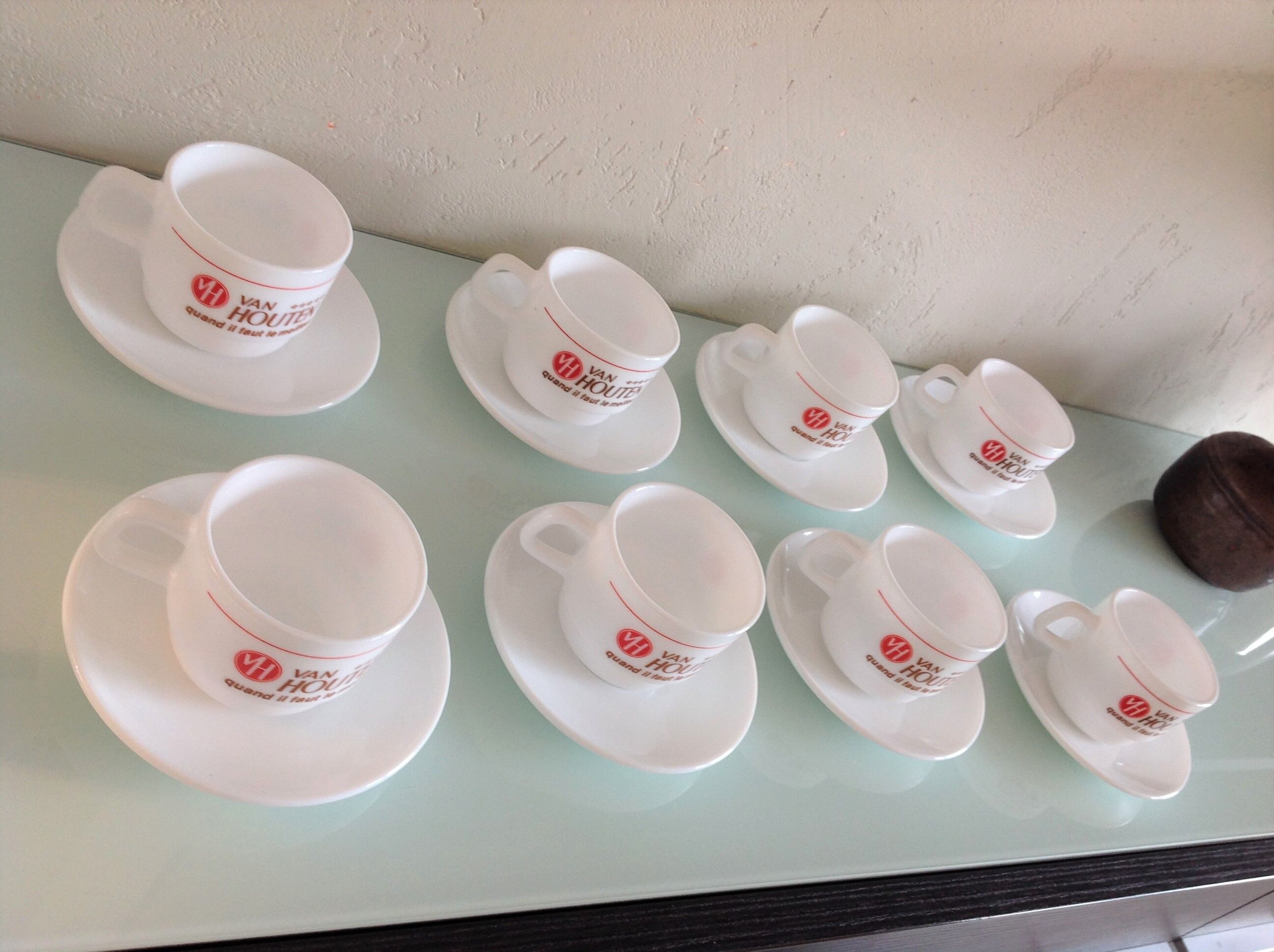 Suite de huit tasses à chocolat Van Houten en Arcopal / vintage années 70