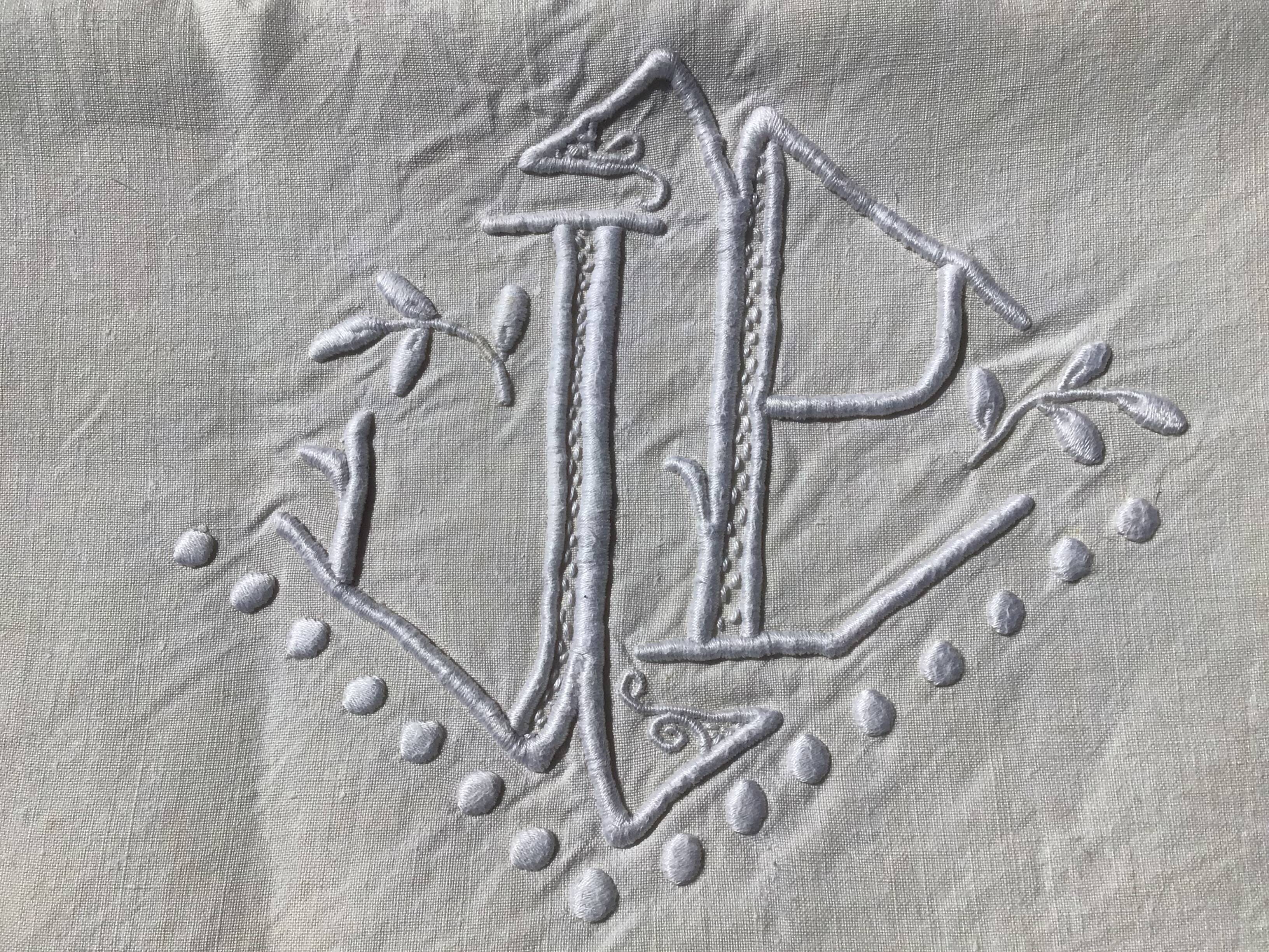 Drape 2 places JP sunflowers and pastilles.