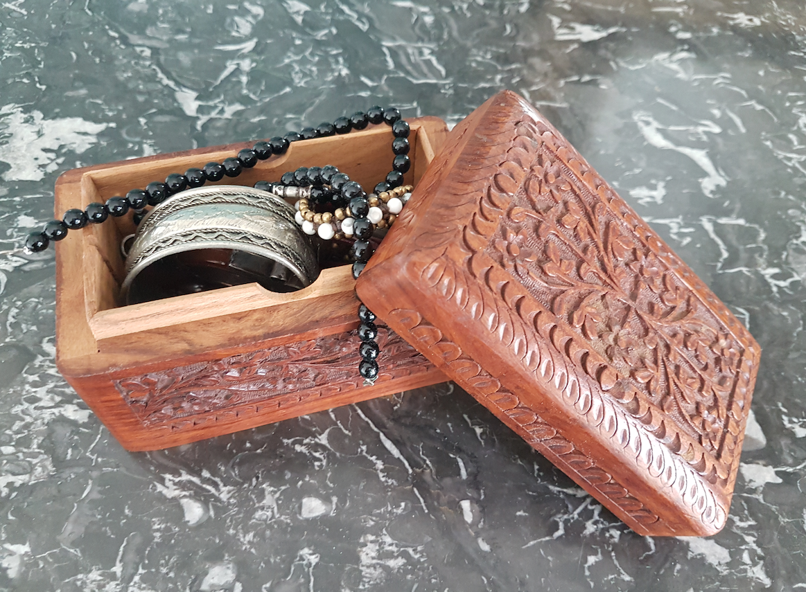 Small wooden chest, box.