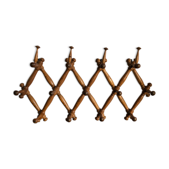 Extendable wall coat holder