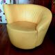 Paire de fauteuils pivotants cuir jaune accottoirs asymétriques ca 80