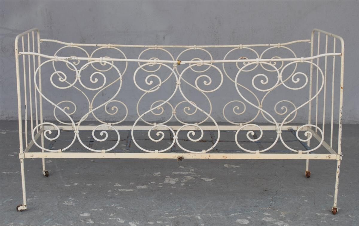 Bed in wrought iron of time end XIX painted white