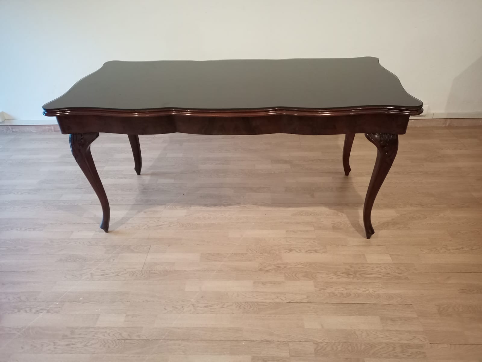 Chippendale mahogany table XXth with walnut piano in smoked tempered glass
