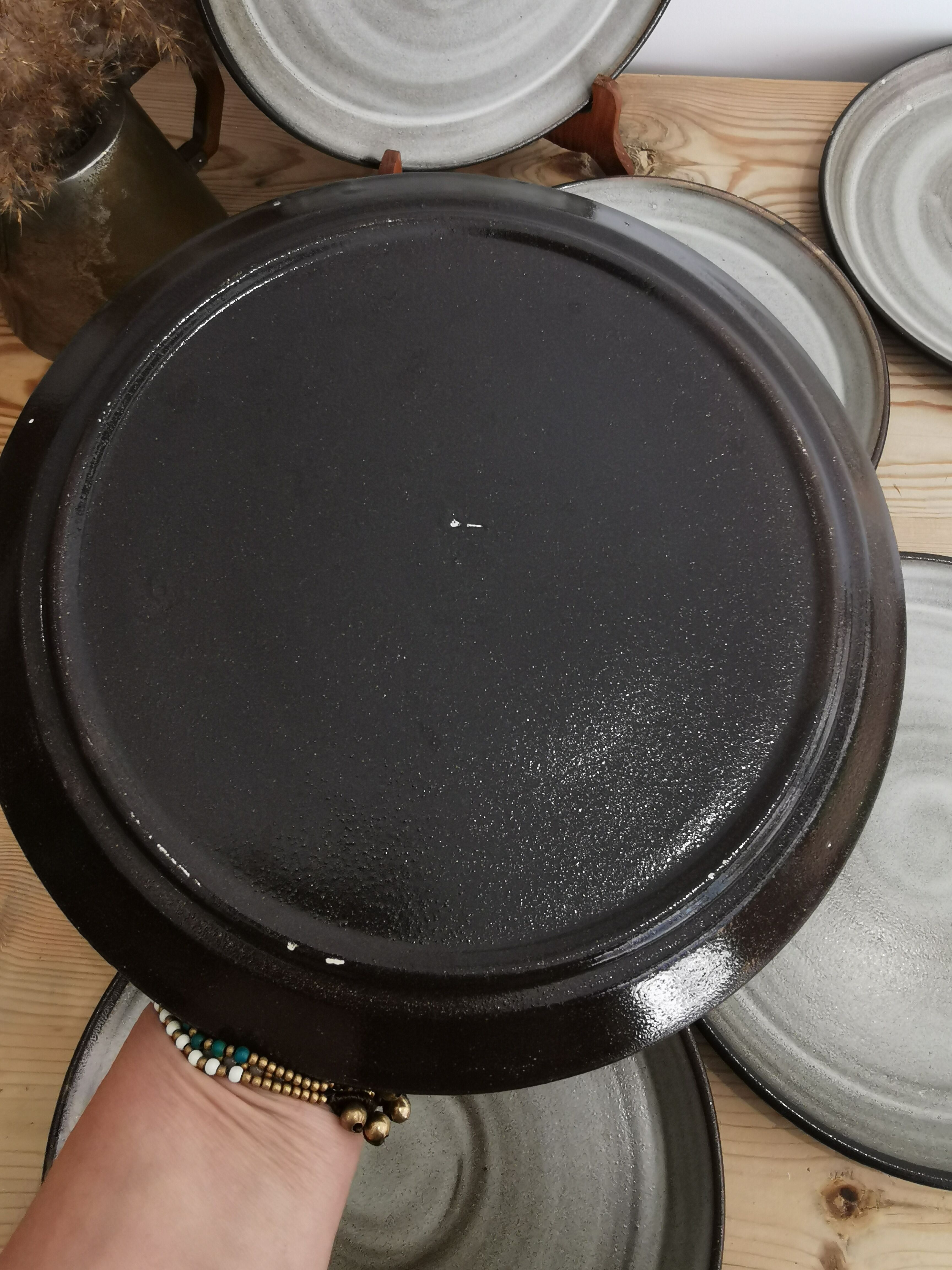 8 flat plates in vintage ceramic
