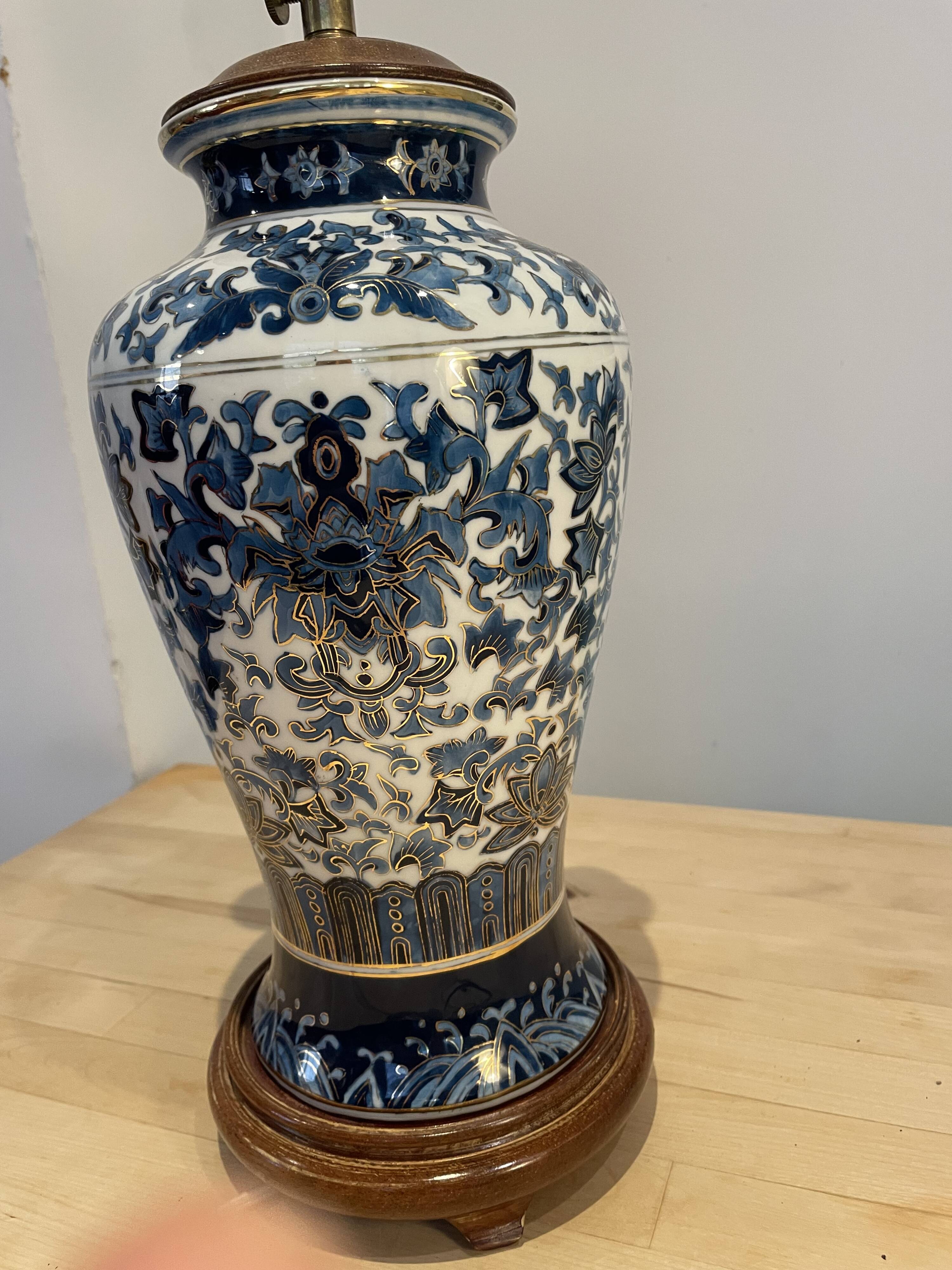 Chinese porcelain table lamp
