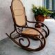Fauteuil à bascule vintage en rotin