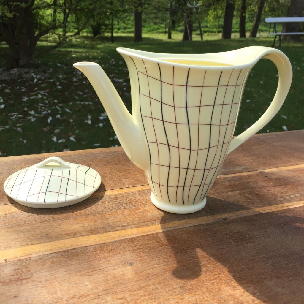 Coffee maker year 50 beige yellow grid fine black and burgundy