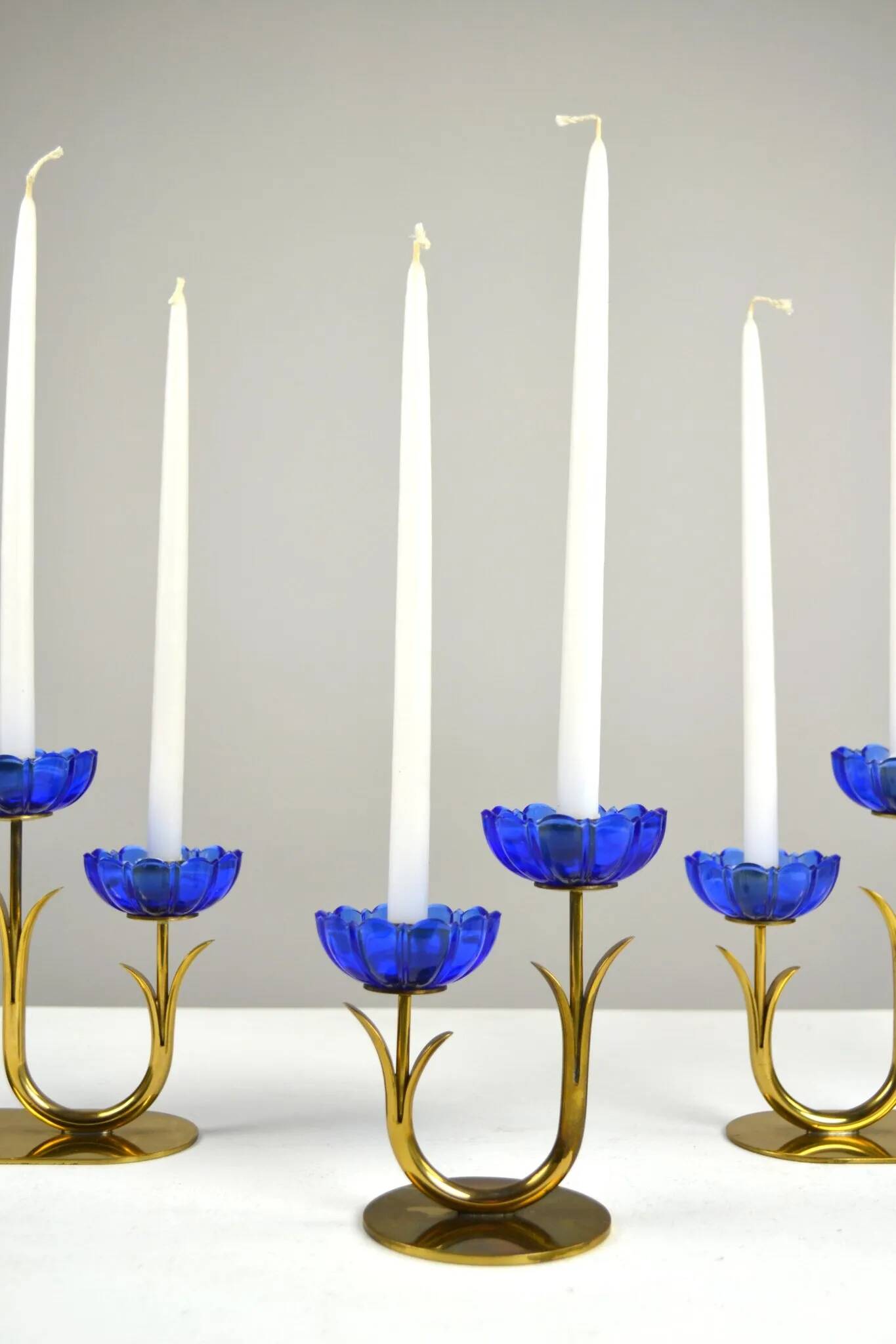 Bougeoirs en laiton massif et en verre artistique bleu cobalt par Gunnar Ander pour Ystad-Metall, Suède, années 1950.