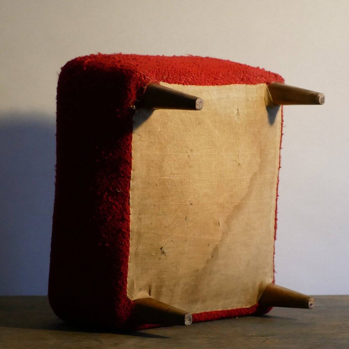 Pouf bouclé rationaliste dans le style de Gio Ponti, Italie, années 40.