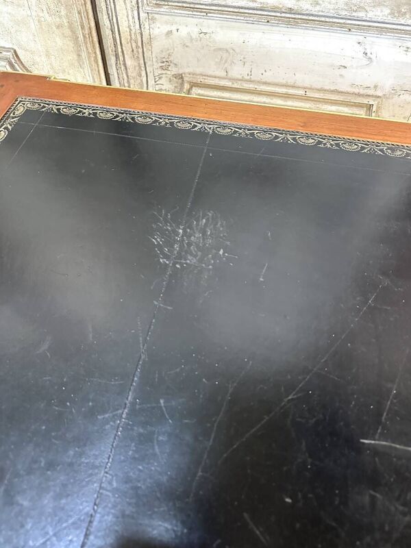 Bureau plat de style Directoire en merisier XXe siècle