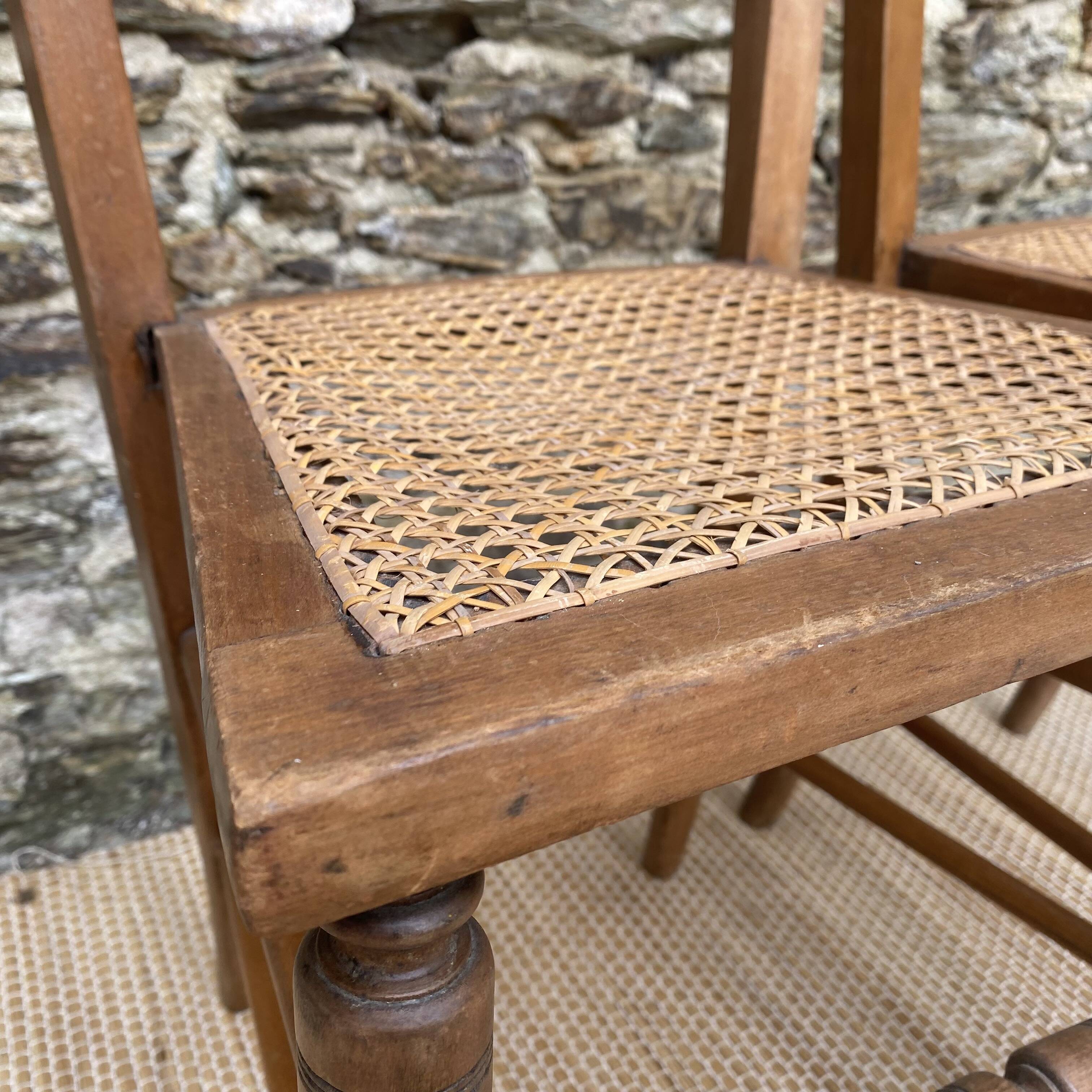 Chaises anciennes en bois et cannage
