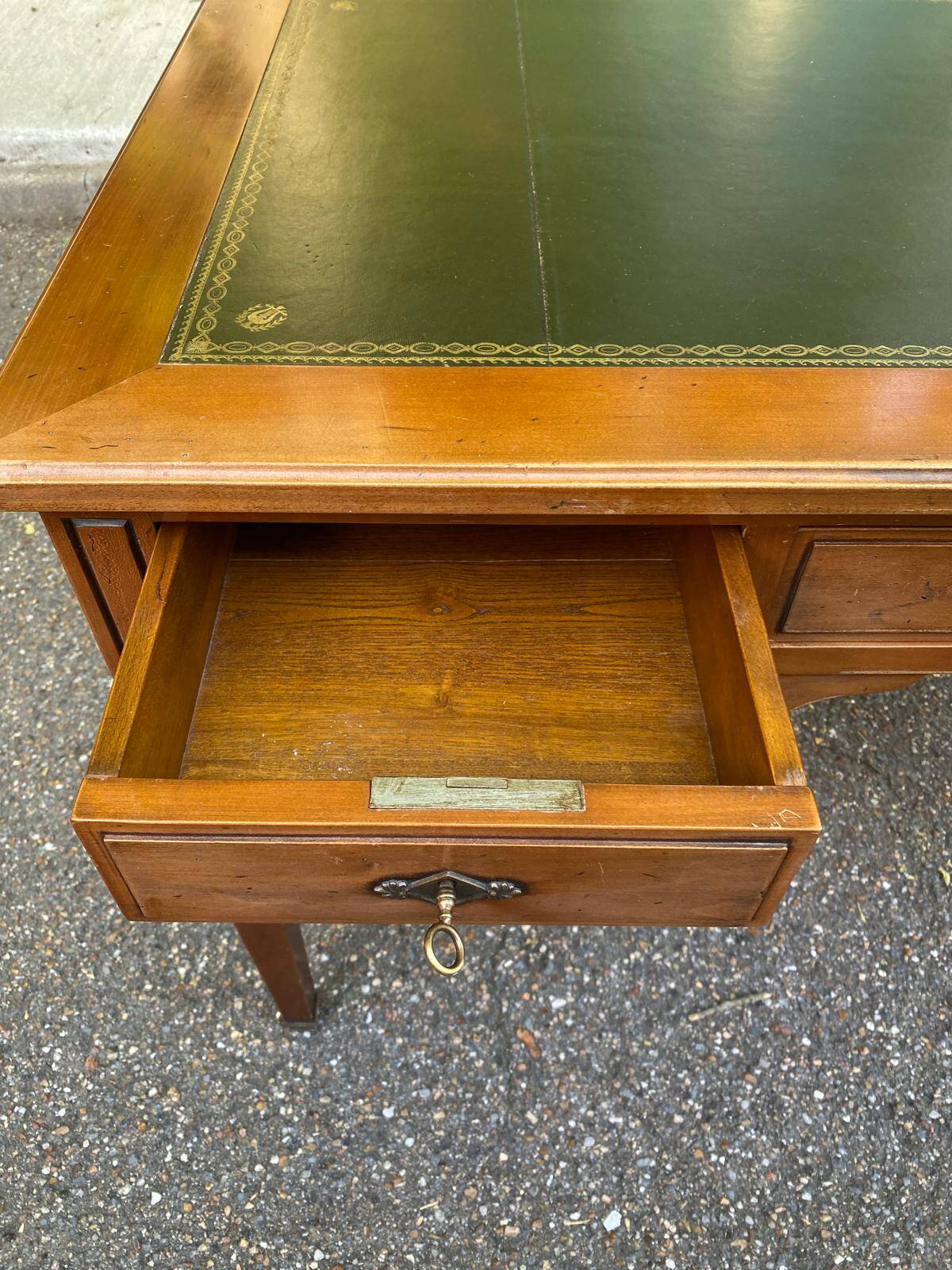 Bureau en bois massif et cuir vert extensible Louis XVI début 20ème