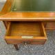 Bureau en bois massif et cuir vert extensible Louis XVI début 20ème