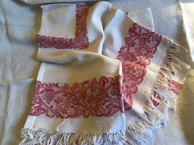 Red and white square sheet 140x140 and 6 towels