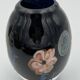 Vase en verre soufflé doublé, inclusions fleurs.