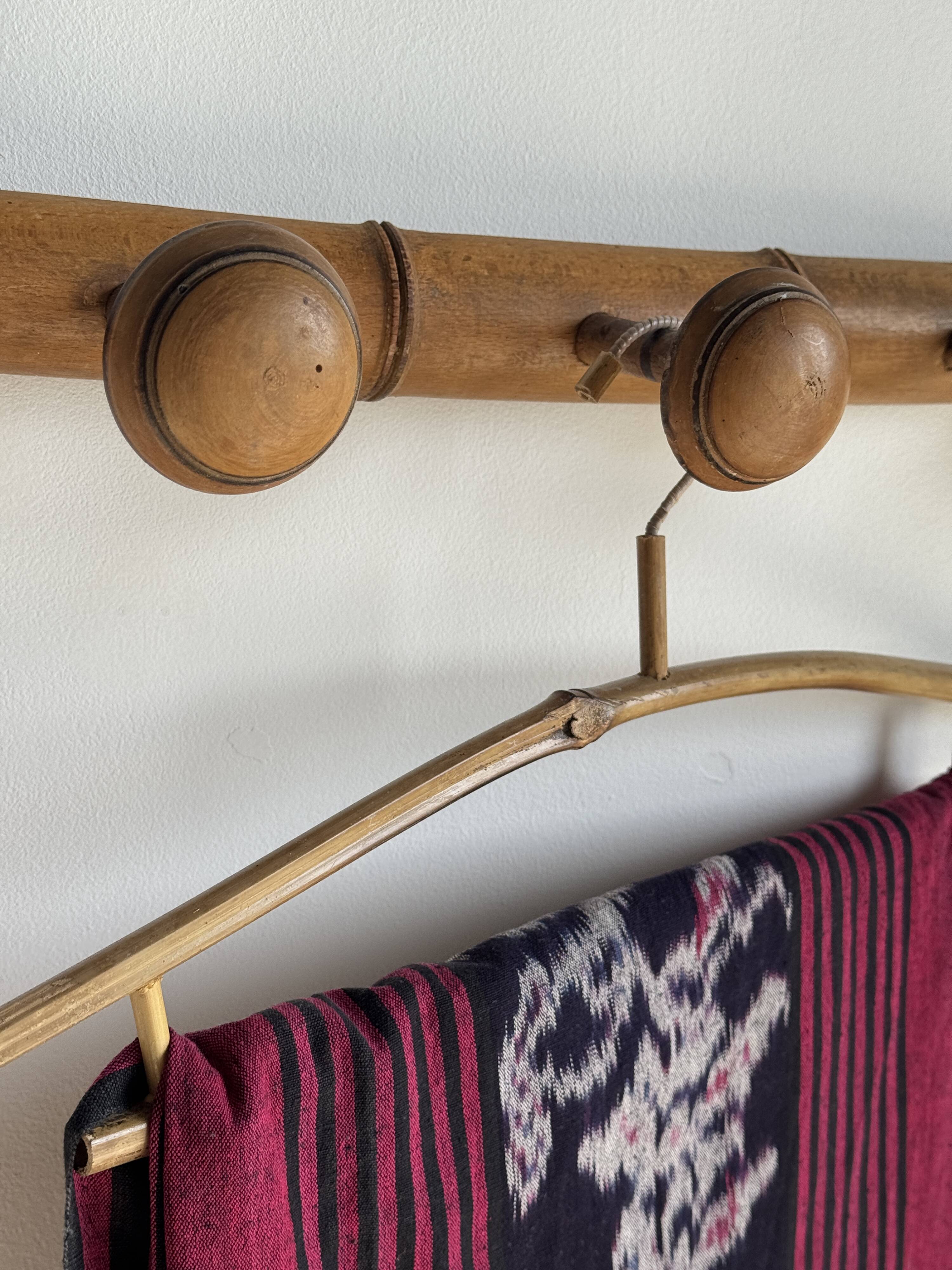 Large vintage wooden coat rack with 6 bamboo effect hooks L79