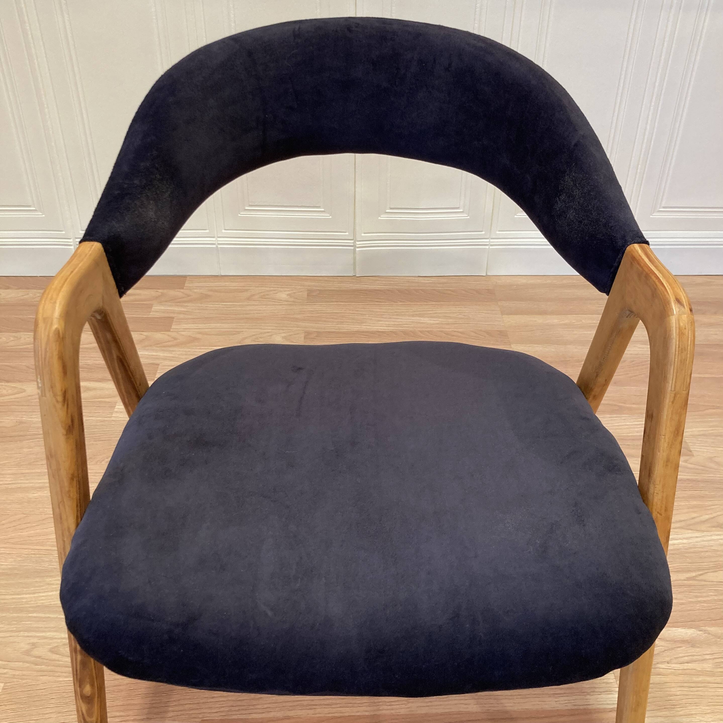 Fauteuil velours noir design scandinave 1950.