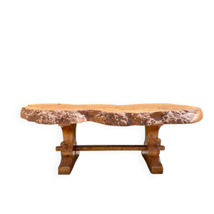 Table brutaliste en loupe