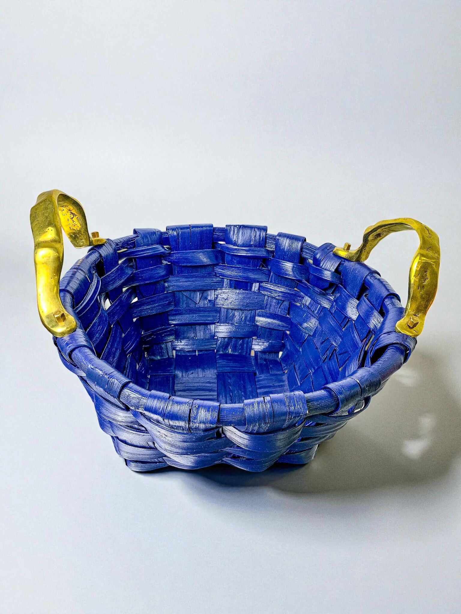 Panier brutaliste large par David Marshall, en rotin bleu cobalt et poignée en bronze, années 1980.