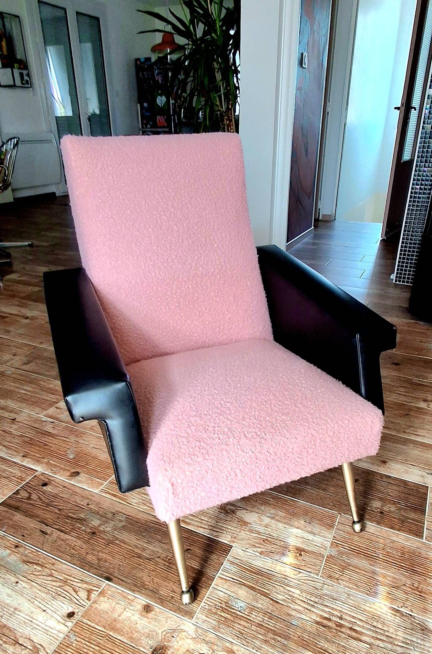 Fauteuil vintage en bouclette vieux rose et cuir noir