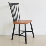 Spindle chair with black legs