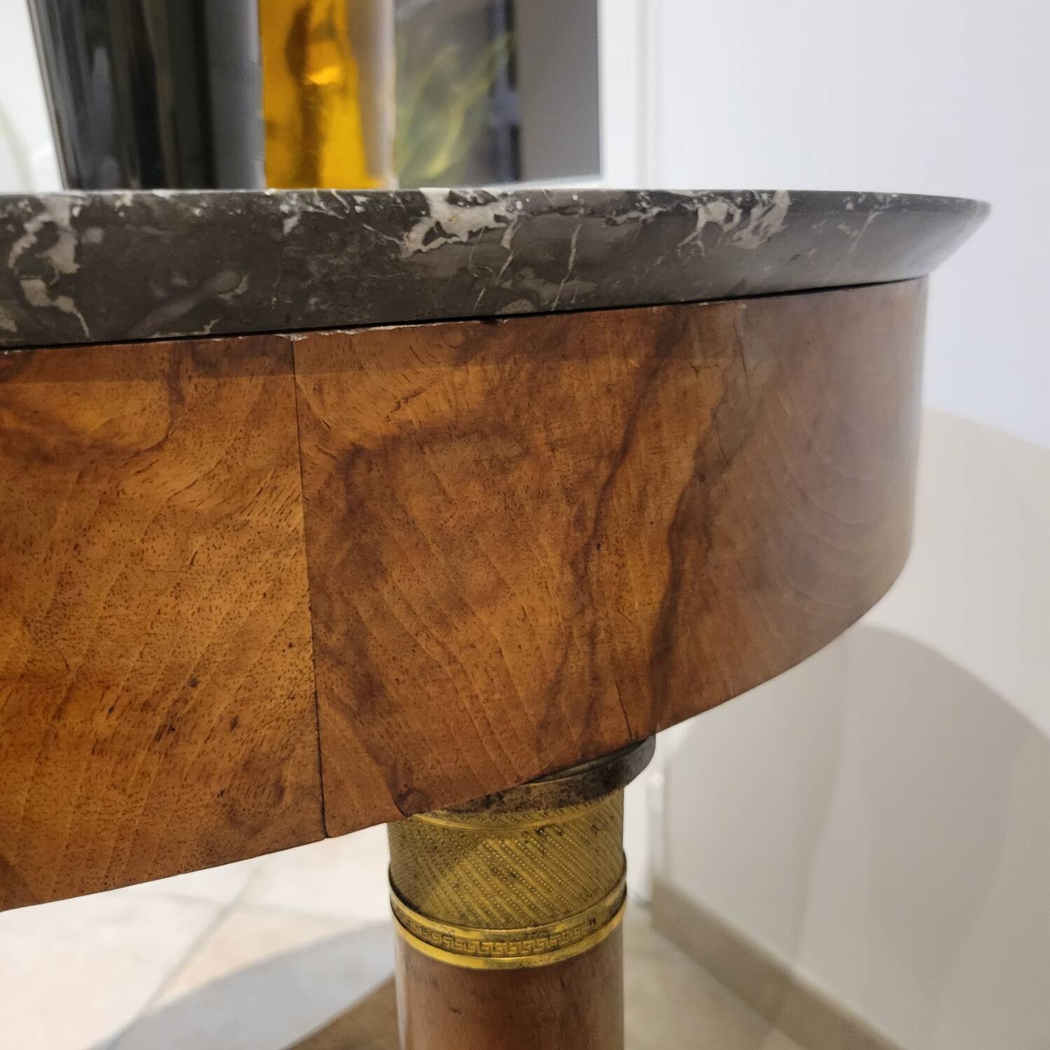 Round table / pedestal table in marble top, Empire period