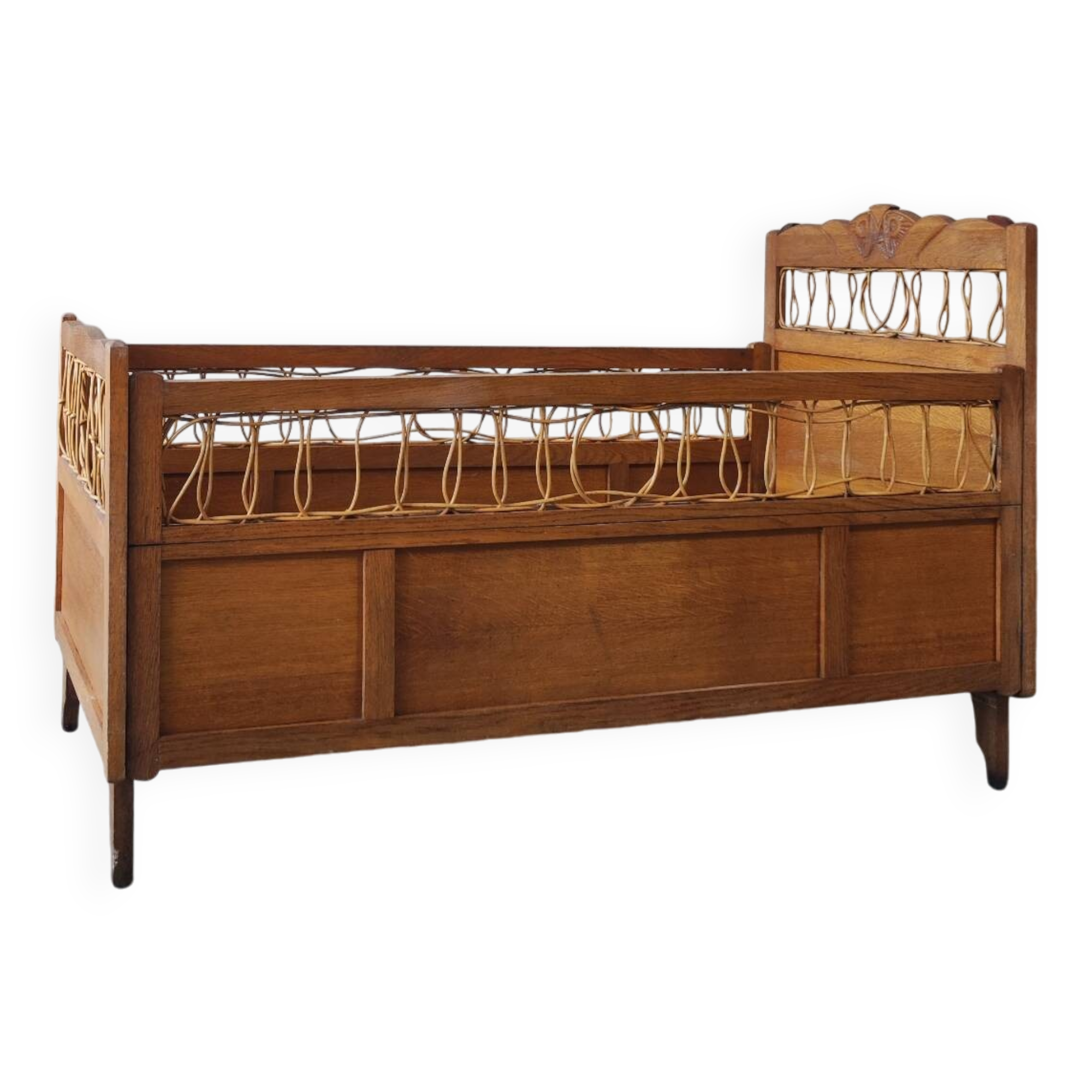 Vintage baby bed in varnished wood and woven wicker