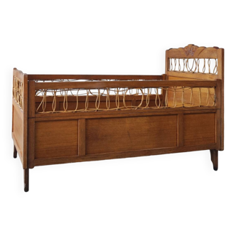Lit bébé vintage bois verni et osier tressé