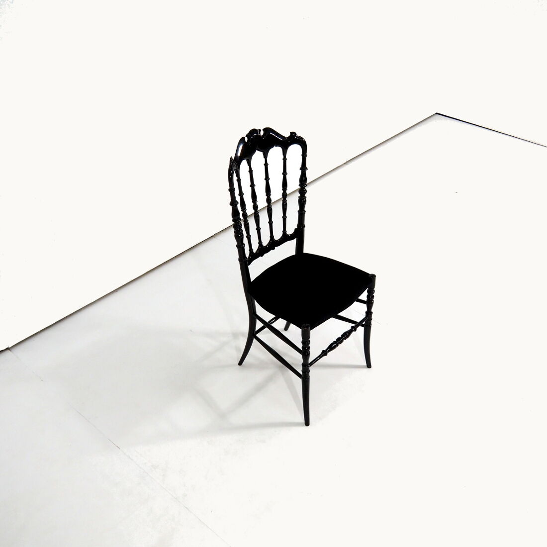 Decorative 'Chiavari' chair designed by Gaetano Descalzi