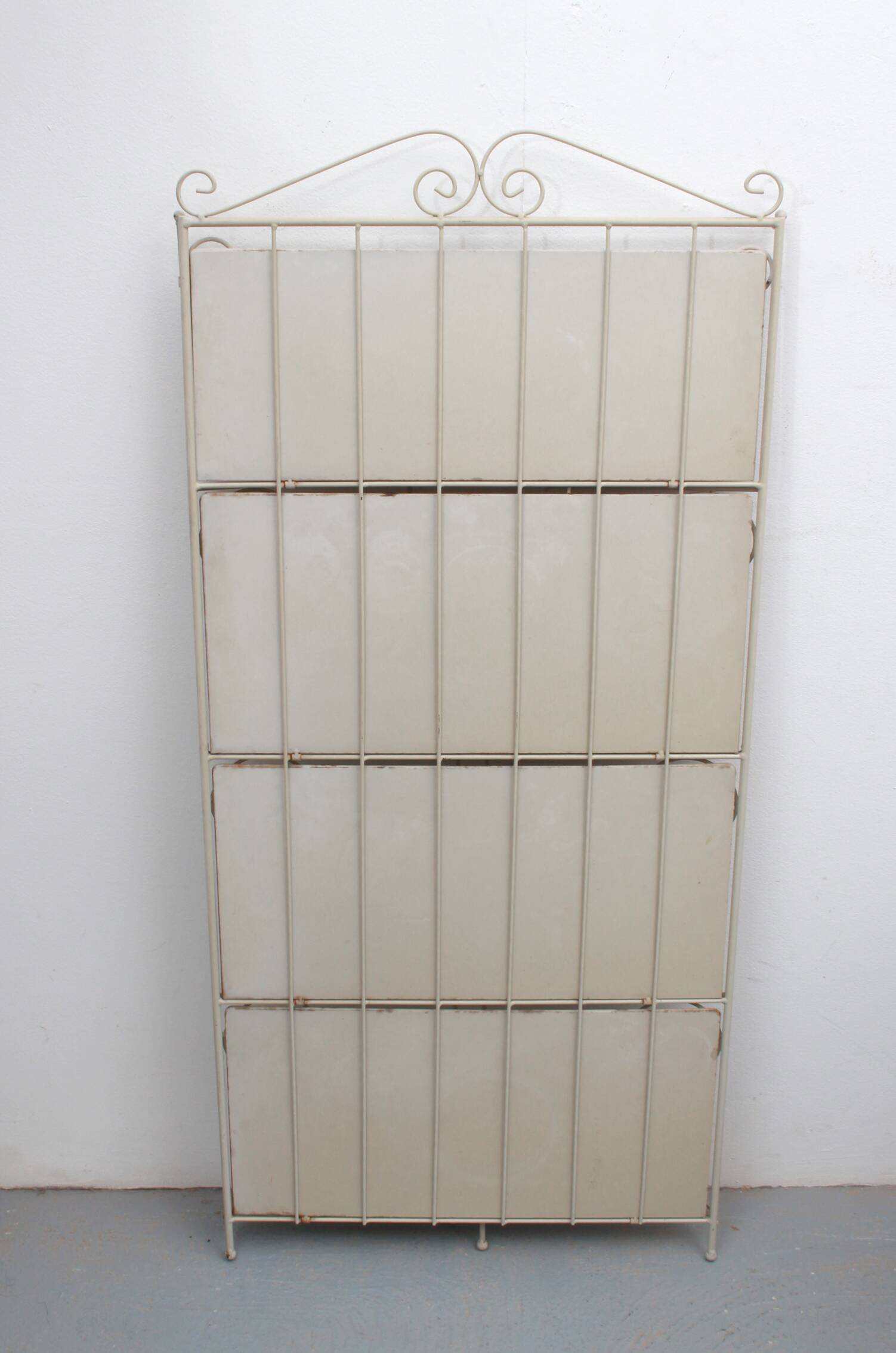 1950s shelf in metal Shabby Chic