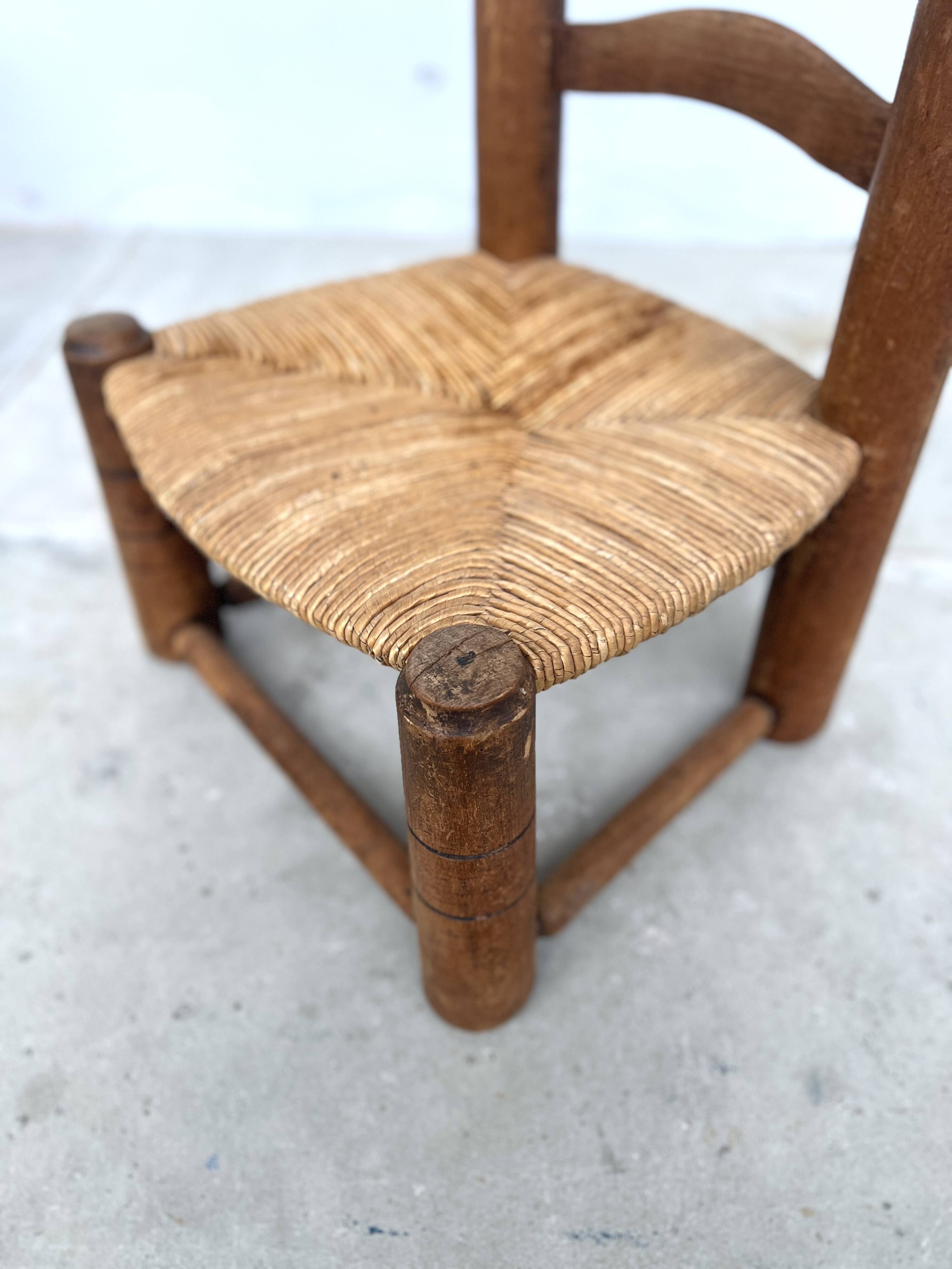Brutalist chair in wood and straw
