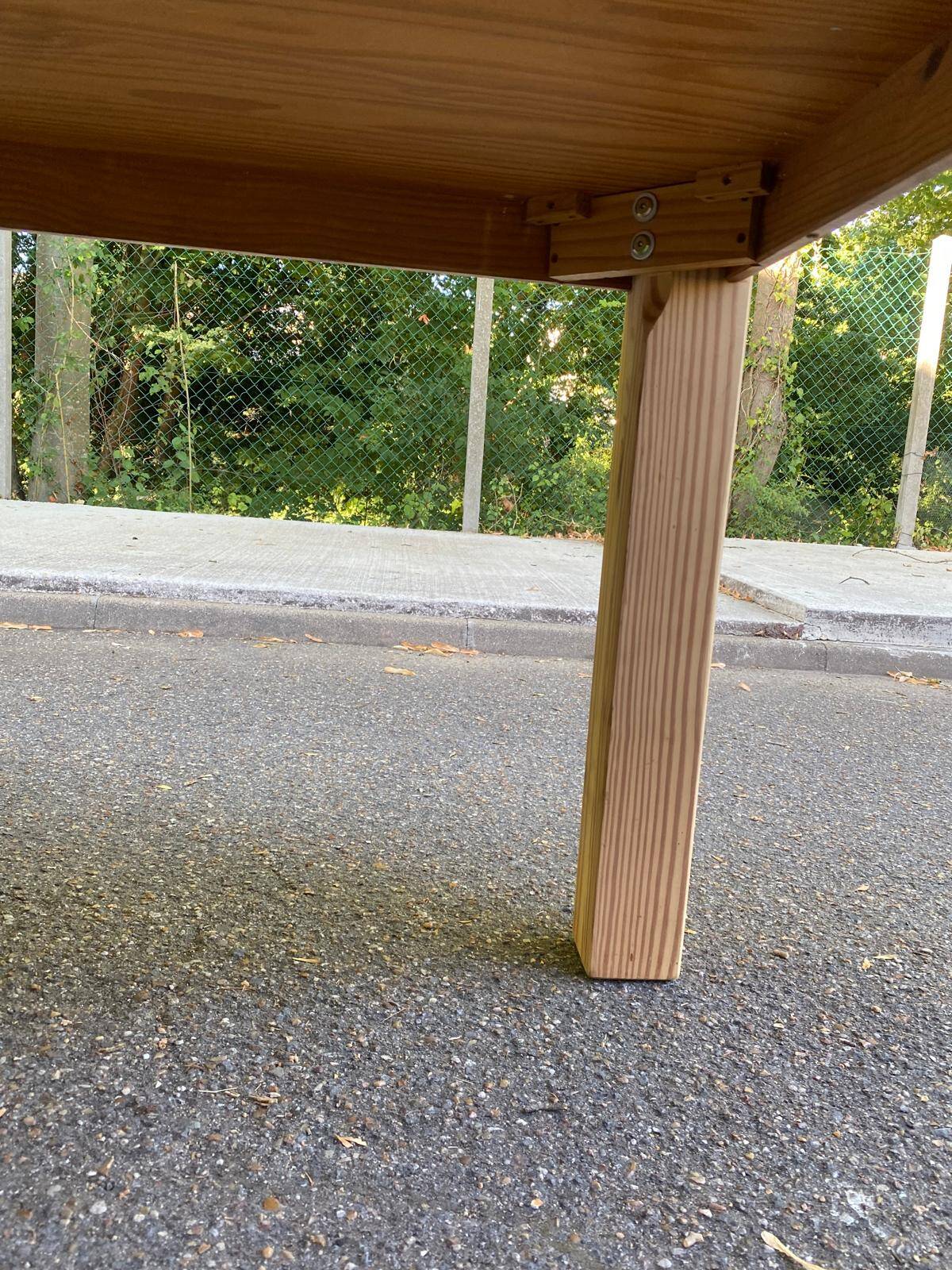 Table à manger rénovée en pin massif style scandinave brutaliste des années