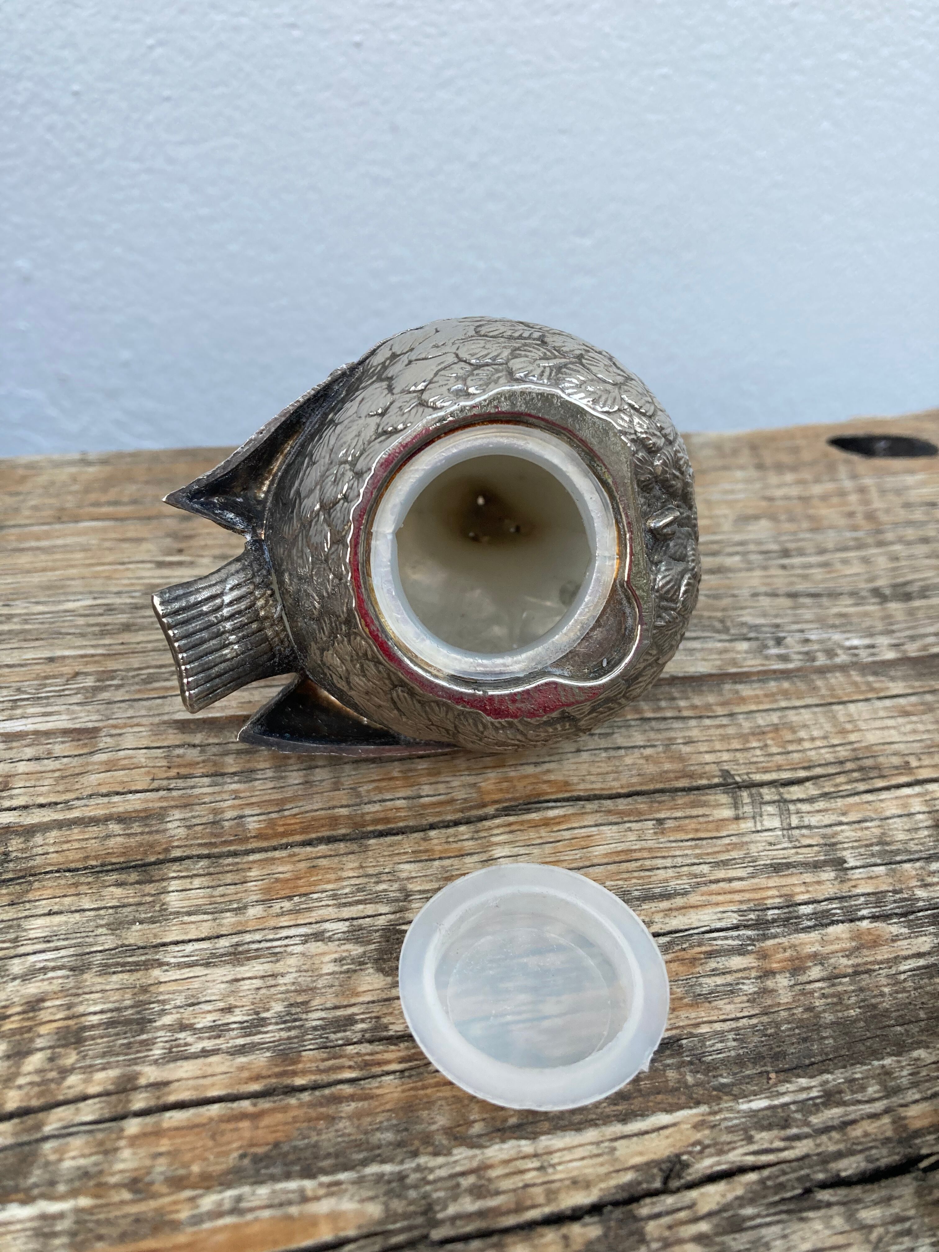 Duo of salt shaker and pepper in the shape of a bird in silver metal and its basket
