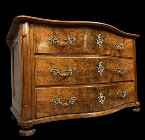 Commode galbée époque Louis XIV - Louis XV en ronce de noyer et bronzes dor