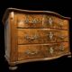 Commode galbée époque Louis XIV - Louis XV en ronce de noyer et bronzes dor