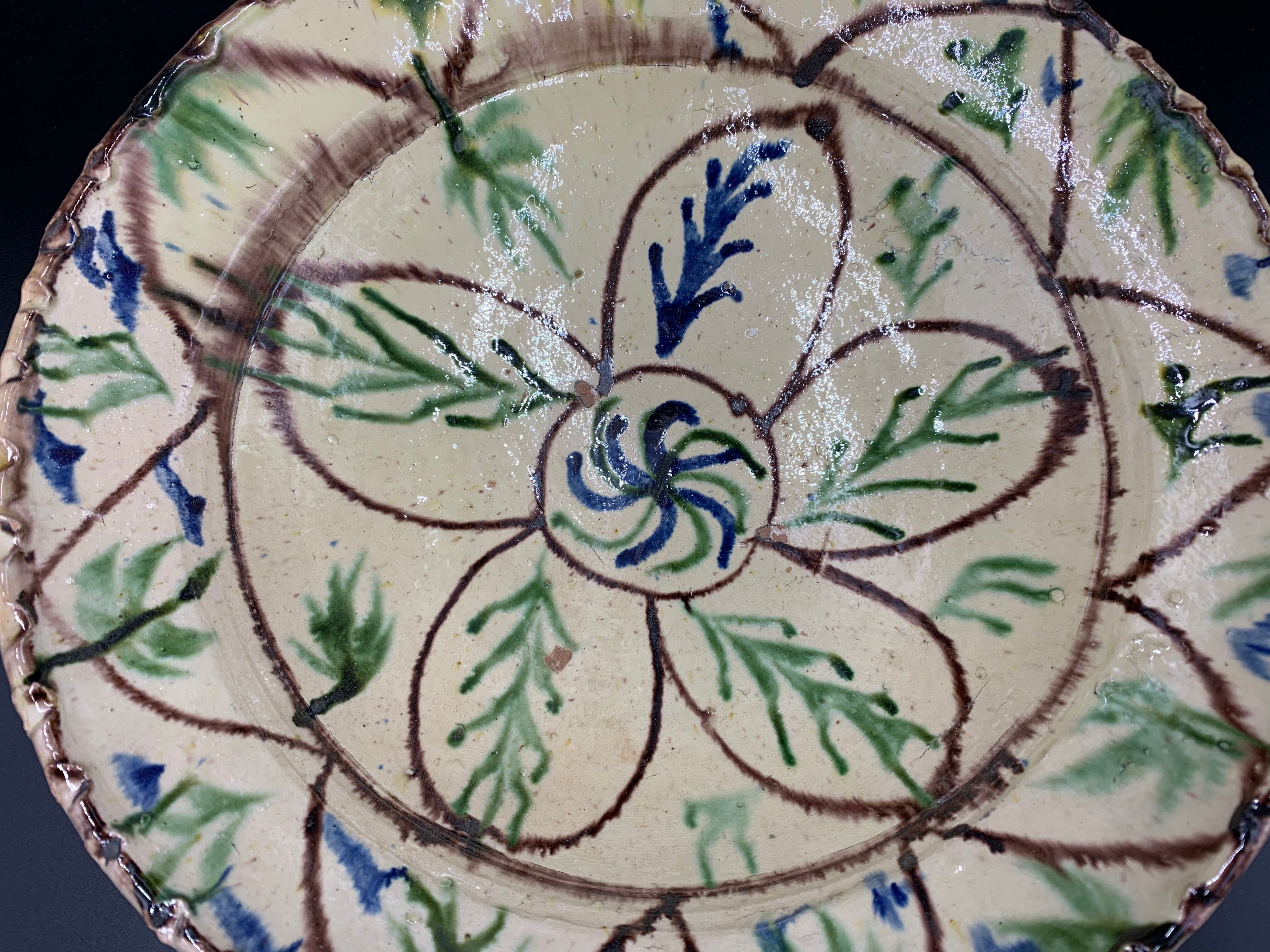 Ancien plat en terre-cuite vernissée à décor floral marron et vert sur engobe jaune, pakistan multan