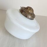 Globe ancien en verre opalin blanc