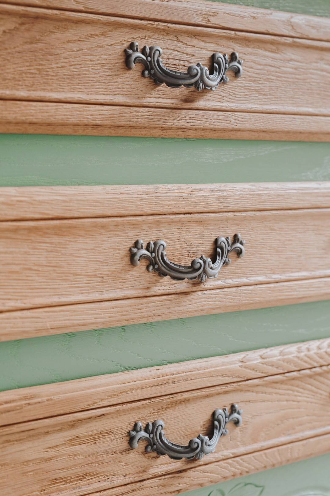 Small green Parisian chest of drawers with 3 drawers in semi-solid oak