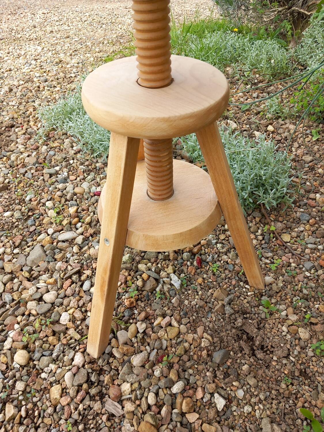 Tripod stool with screw