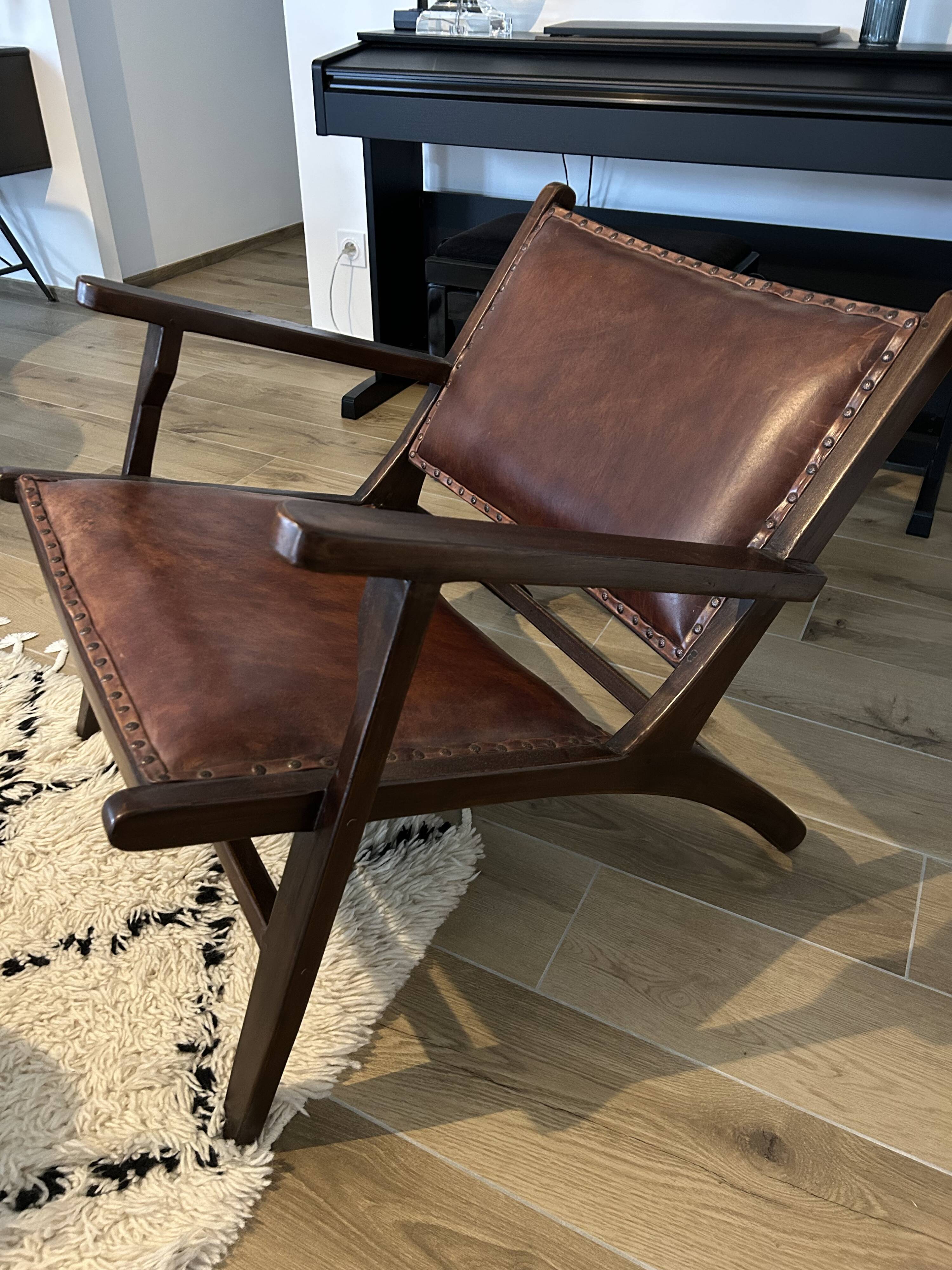 Armchair in wood and leather