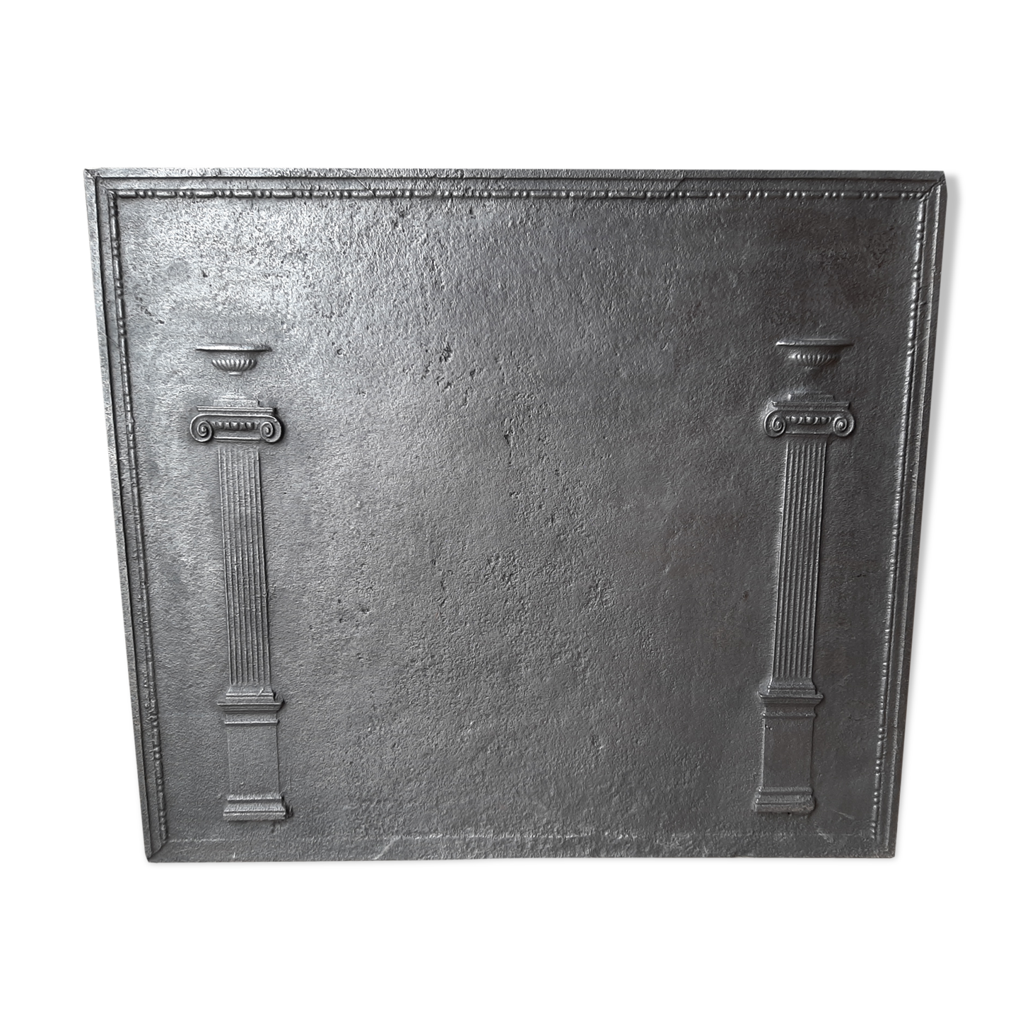 Font chimney plate with Medici column