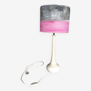 Living room lamp in mother-of-pearl-colored wood with pink and gray metal-effect lampshade