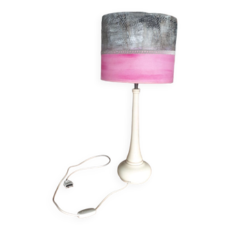 Living room lamp in mother-of-pearl-colored wood with pink and gray metal-effect lampshade