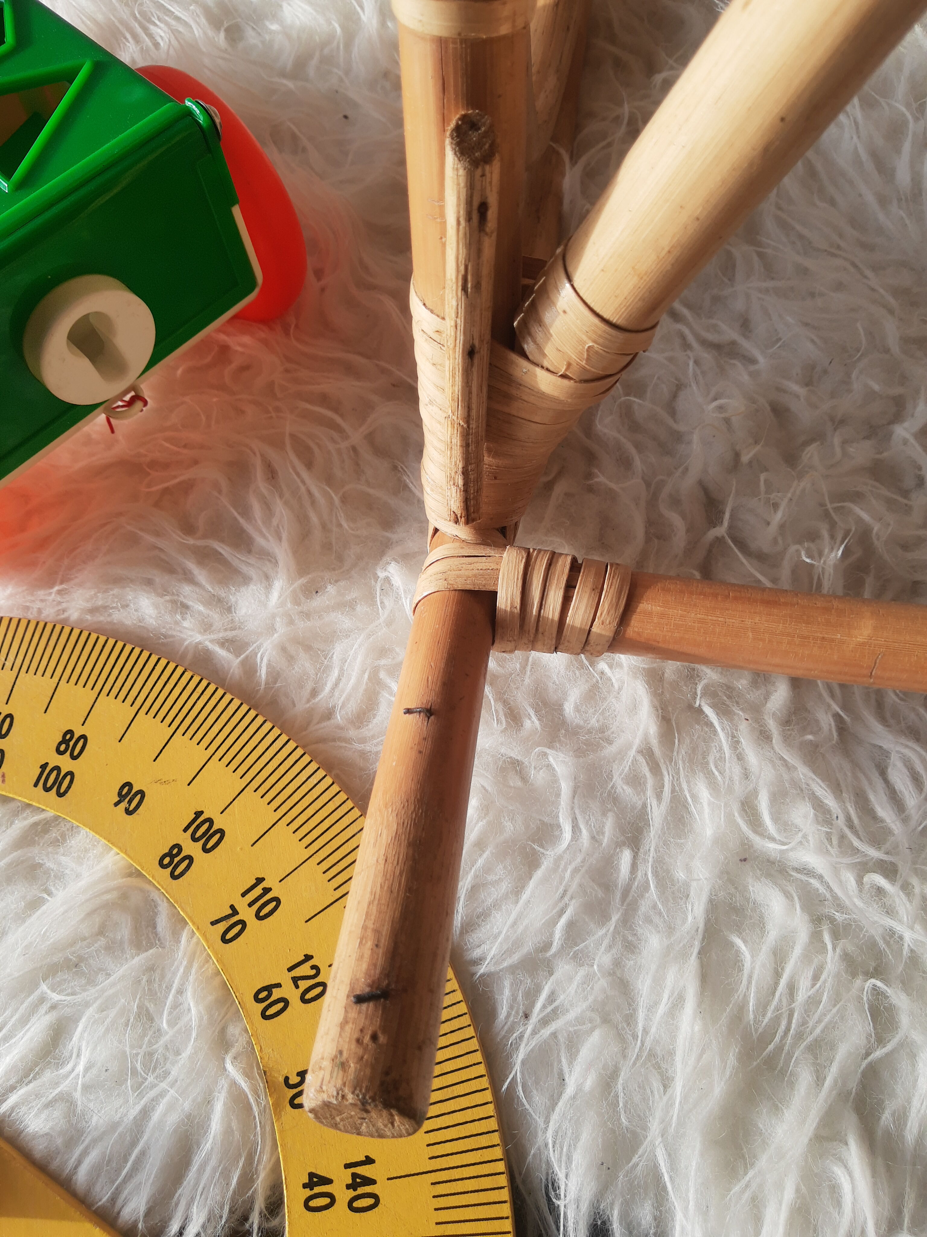 Rocking chair enfant en rotin vintage
