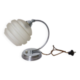 lampe de table art déco avec un verre en opaline blanche 231137