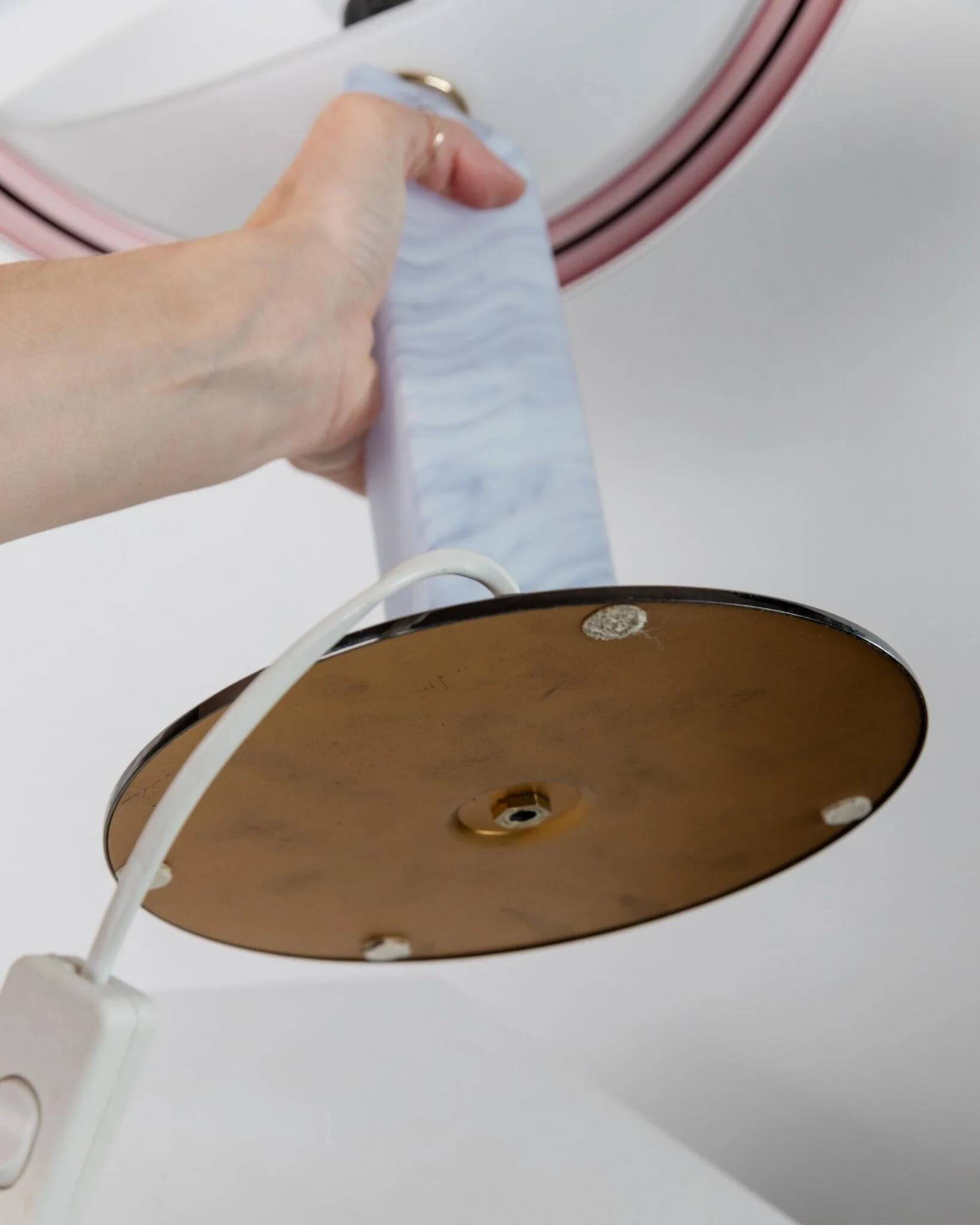 Lampe de table en verre de Murano bleu avec base en métal chrome foncé et abat-jour à rayures de mûre – style Memphis des années 1980, Italie