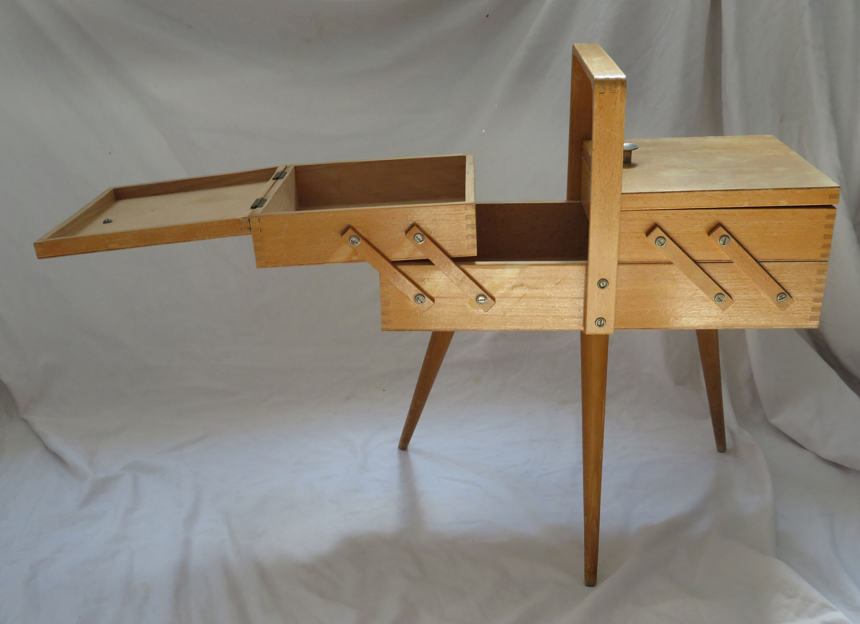 Tripod light wood worker